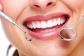 Uśmiech z narzędziami stomatologicznymi